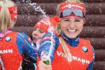 Nechybělo šampaňské. Biatlonistka Gabriela Soukalová slaví v cíli stříbrného závěrečného závodu SP nejúspěšnější českou zimu v historii.