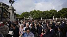 Lidé se shromáždili 9. září 2022 před Buckinghamským palácem v Londýně, den po úmrtí královny Alžběty II.
