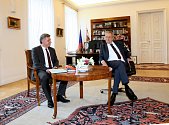 Prezident Miloš Zeman přijal 29. června 2022 na Pražském hradě ministra spravedlnosti Pavla Blažka (vlevo) a předal mu podnět k prověření toho, že se v souvislosti se Zemanovým onemocněním mohl stát trestný čin sabotáže.