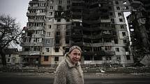 Žena před zničenou budovou v ukrajinské Boroďance.