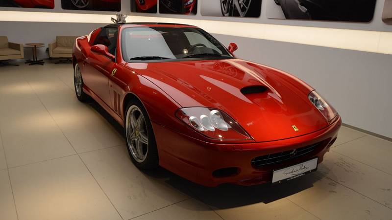 Ferrari Superamerica, cena 390 000 € (asi 10 062 000 Kč). U oficiálního dealera Ferrari v ČR Scuderia Praha je k dispozici opravdová vzácnost. Inovativní kupé-kabriolet verze modelu 575M Maranello. Vyrobilo se jich pouze 559 kusů.
