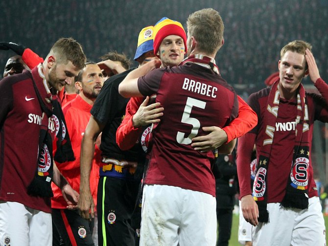 Fotbalisté Sparty se radují z vítězství v derby nad Slavií.