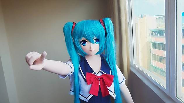 Postava Hatsune Miku je v Japonsku velmi populární. Je typická svými tyrkysově modrými vlasy ve dvou culících.