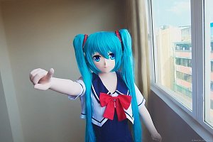 Postava Hatsune Miku je v Japonsku velmi populární. Je typická svými tyrkysově modrými vlasy ve dvou culících.