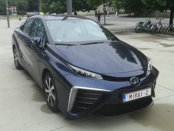 První komerčně dostupný osobní automobil na vodíkový pohon Toyota Mirai
