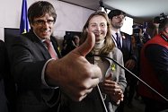Bývalý katalánský premiér Carles Puigdemont oslavuje vítězství separatistů.