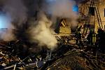 Záchranáři dokončují likvidaci požáru trosek obytného domu v Kyjevě, který zasáhla s největší pravděpodobností část sestřelené rakety