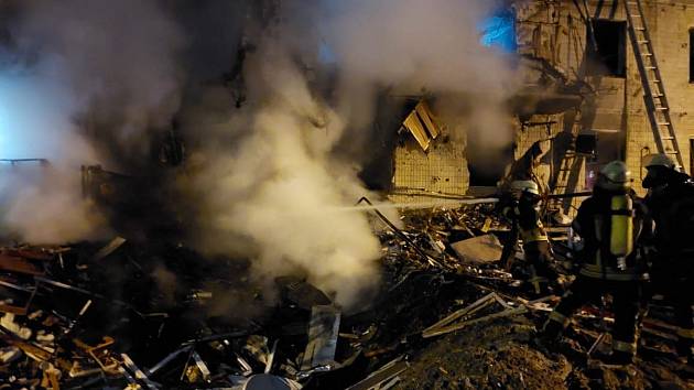 Záchranáři dokončují likvidaci požáru trosek obytného domu v Kyjevě, který zasáhla s největší pravděpodobností část sestřelené rakety