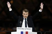 Emmanuel Macron před svými příznivci