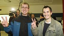Martin Pezlar a Ivan Buchta, počítačovi programátoři věznění v Řecku, přiletěli na letiště Václava Havla v Praze.