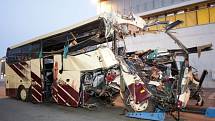 Vrak autobusu, který havaroval ve švýcarském tunelu Sierra.