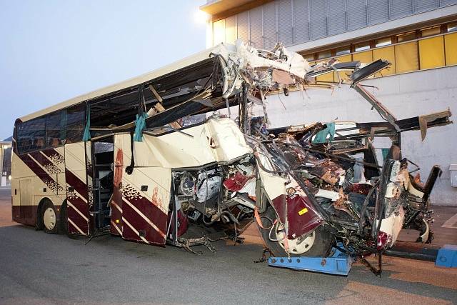 Vrak autobusu, který havaroval ve švýcarském tunelu Sierra.