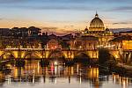 Nespočet památek, krásné uličky a vynikající gastronomie. Toto trio dělá z Říma jednu z top destinací pro rok 2022. Na snímku řeka Tibera a v pozadí Bazilika svatého Petra.
