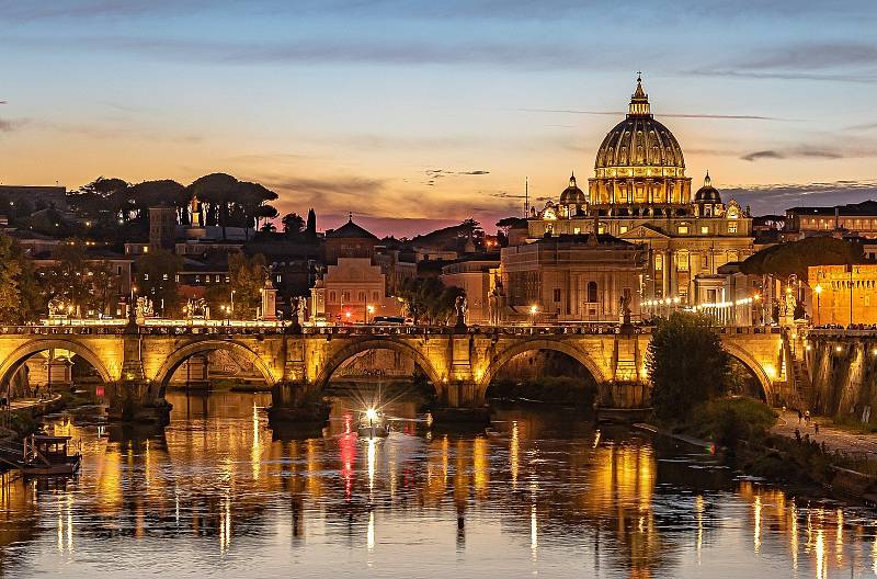 Nespočet památek, krásné uličky a vynikající gastronomie. Toto trio dělá z Říma jednu z top destinací pro rok 2022. Na snímku řeka Tibera a v pozadí Bazilika svatého Petra.