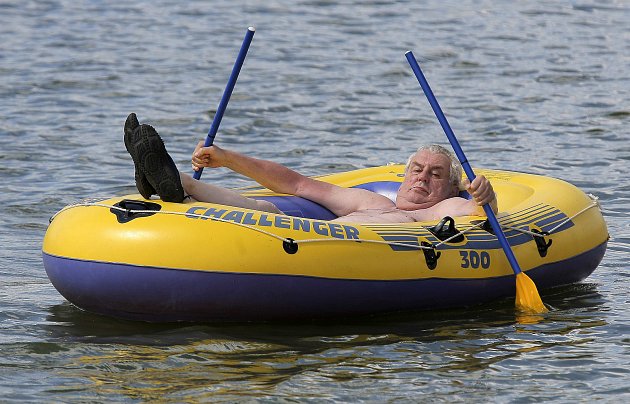Ačkoliv měl prezident České republiky Miloš Zeman původně v plánu koupel ve Veselském rybníku, kvůli chladnějšímu počasí nakonec zůstal u tradiční plavby v nafukovacím člunu. Tato tradiční součást každoroční dovolené, kterou prezident tráví na chalupě v N