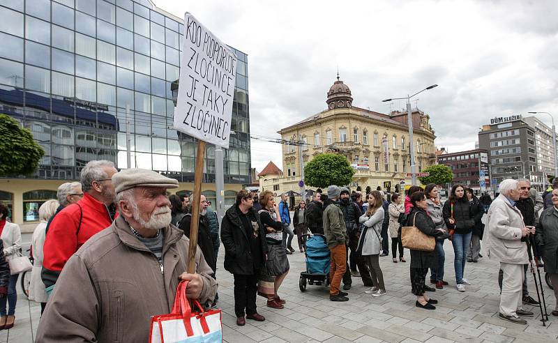 V Pardubicích na třídě Míru lidé demonstrovali za nezávislou justici. Požadují demisi ministryně Benešové.