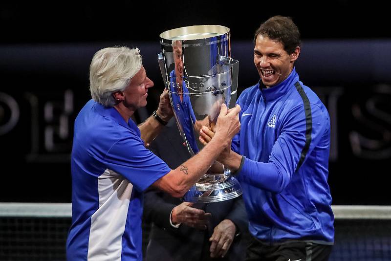 Premiérový Laver Cup vyhrál tým Evropy. Z trofeje se raduje Rafael  Nadal (vpravo).