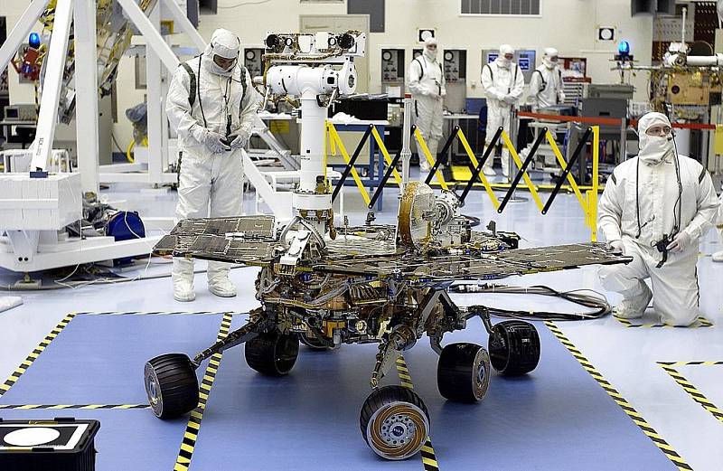 Příprava na cestu do vesmíru. Vzhledově zcela stejné sondy Opportunity a Spirit se na Mars dostaly v roce 2004.