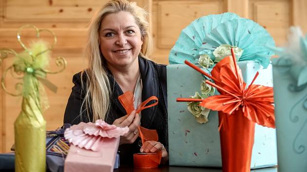 Expertka na balení dárků Radka Křivánková