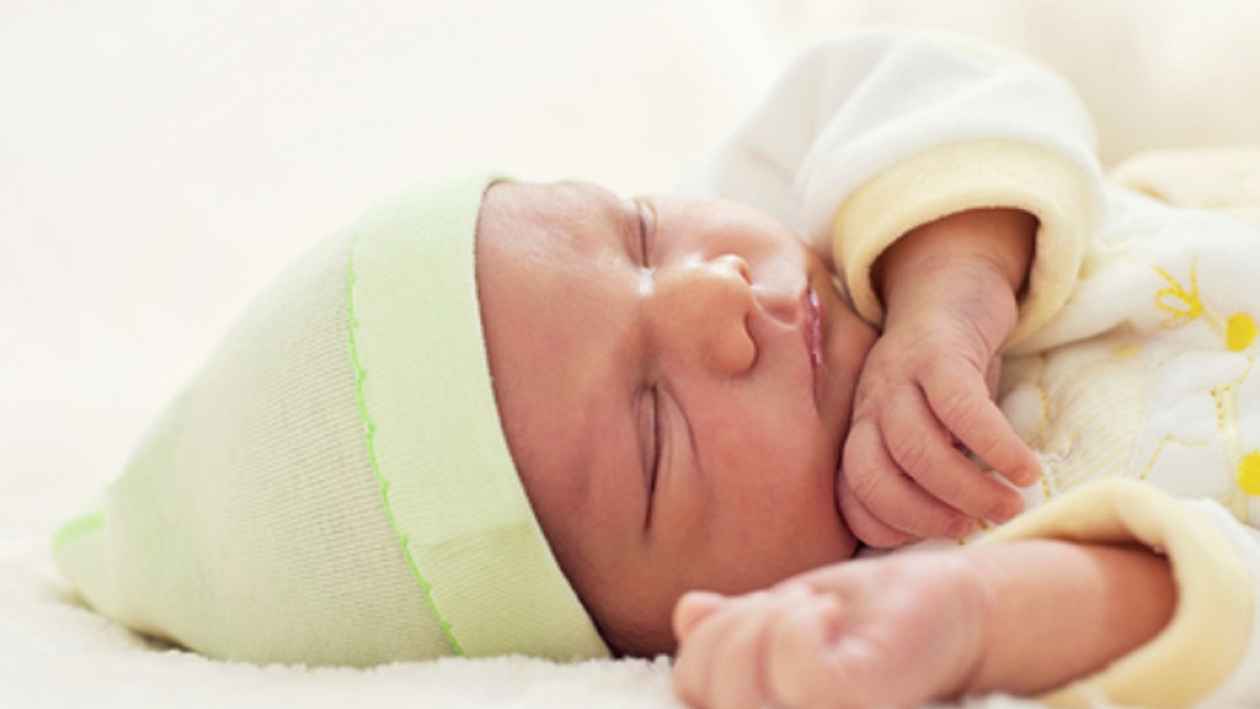 Дети недельного возраста. Фото New born. Лежебока новорожденный малыш. Винтажный портрет спящий младенец.