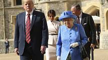 Alžběta II. v první den státní návštěvy tehdejšího amerického prezidenta Donalda Trumpa. Královna má na sobě brož, kterou jí věnovali manželé Obamovi. Podle odborníků na královskou rodinu tím dala najevo, co si o Trumpovi myslí.
