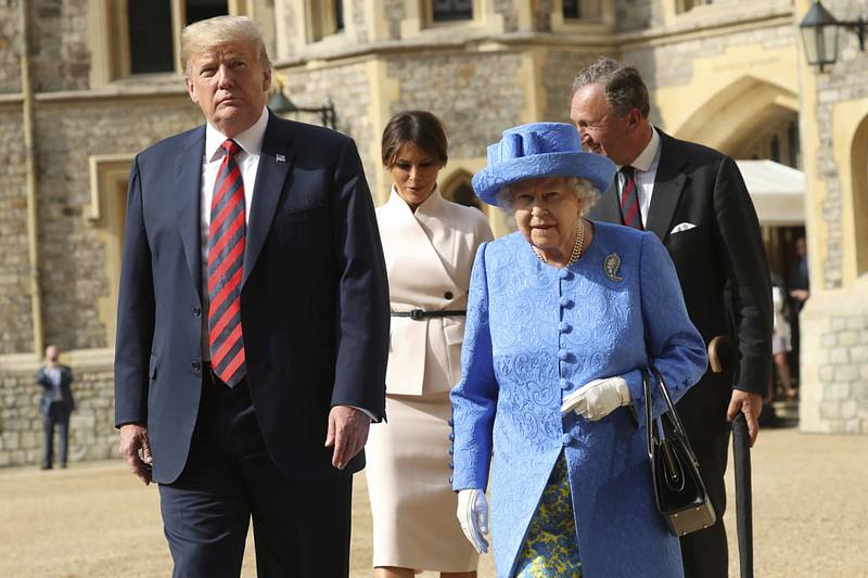 Alžběta II. v první den státní návštěvy tehdejšího amerického prezidenta Donalda Trumpa. Královna má na sobě brož, kterou jí věnovali manželé Obamovi. Podle odborníků na královskou rodinu tím dala najevo, co si o Trumpovi myslí