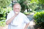 Dlouhodobý kašel může signalizovat závažnou plicní nemoc.
