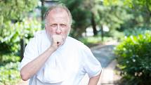 Dlouhodobý kašel může signalizovat závažnou plicní nemoc.