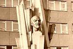 Uprostřed žulových paprsků čněla před tehdejší brněnskou budovou Vojenské akademie Antonína Zápotockého bronzová busta Vladimíra Iljiče Lenina.