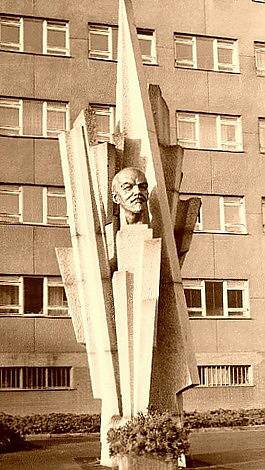 Uprostřed žulových paprsků čněla před tehdejší brněnskou budovou Vojenské akademie Antonína Zápotockého bronzová busta Vladimíra Iljiče Lenina.