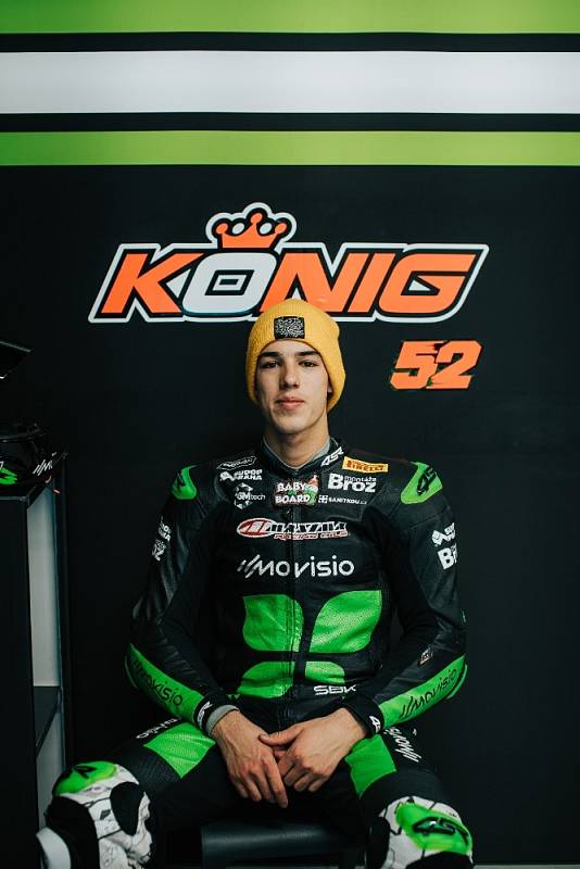 Olivera Königa čeká vstup do motocyklového šampionátu.