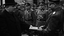 Prezident Slovenského státu dr. Jozef Tiso předává v Banské Bystrici vyznamenání německým velitelům, kteří povstání potlačili.