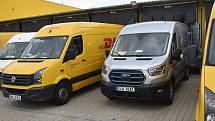 Testovaný Ford-E Transit působil mezi žlutými dodávkami jako stříbrná vrána