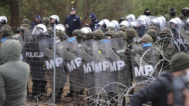 Poští policisté a vojáci na bělorusko-polské hranici