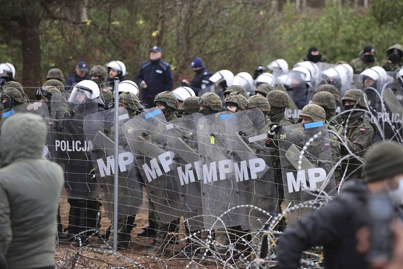 Poští policisté a vojáci na bělorusko-polské hranici