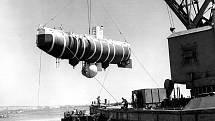 Batyskaf Trieste při spouštění do moře. Toto výzkumné ponorné plavidlo pro hloubkové potápění bylo vyrobeno v Itálii