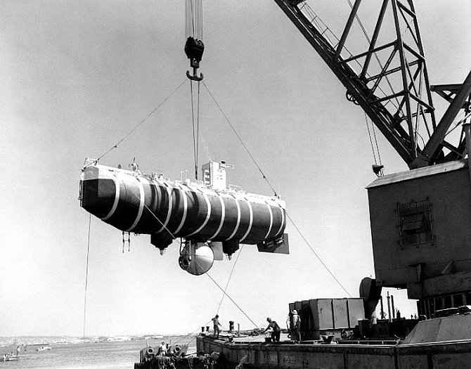 Batyskaf Trieste při spouštění do moře. Toto výzkumné ponorné plavidlo pro hloubkové potápění bylo vyrobeno v Itálii