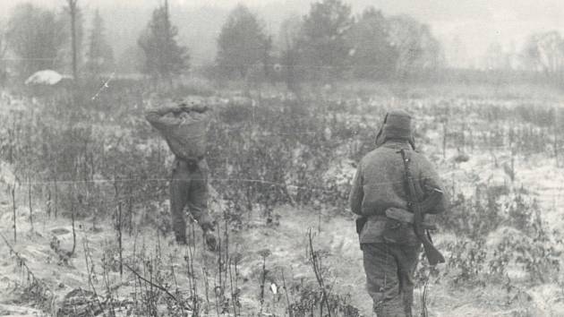 Rekonstrukce případu z listopadu 1968, kdy se vojín Milan Čepek zmocnil samopalu velitele hlídky a přiměl ho na rozhraní Klatovska a Prachaticka jít s ním na 250 m vzdálenou hranici s Německem.
