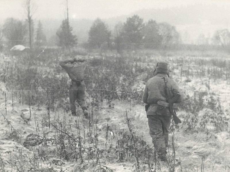 Rekonstrukce případu z listopadu 1968, kdy se vojín Milan Čepek zmocnil samopalu velitele hlídky a přiměl ho na rozhraní Klatovska a Prachaticka jít s ním na 250 m vzdálenou hranici s Německem.