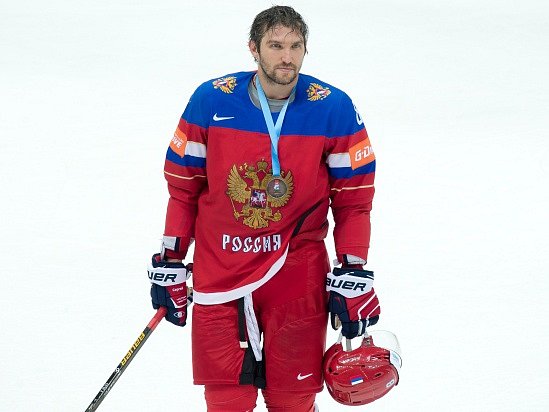 Alexandr Ovečkin s bronzovou medailí na krku.