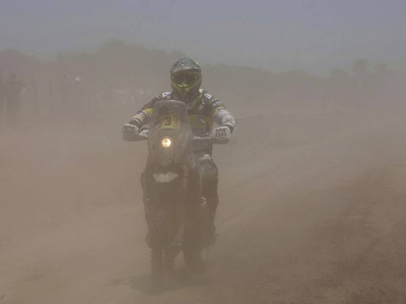 Závodníci se ve druhé etapě Dakaru museli poprat s prašnými cestami.