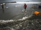 Mexičtí prodavači loví své stánky z vody poté, co je překvapila obrovská vlna
