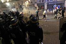 Francouzská policie dnes v noci v Lille na severu země zadržela 36 lidí při střetech s opilými anglickými fanoušky.