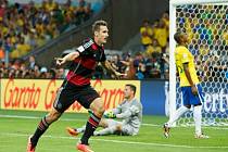 Miroslav Klose z Německa dal proti Brazílii šestnáctý gól a stal historicky nejlepším střelcem světových šampionátů. 