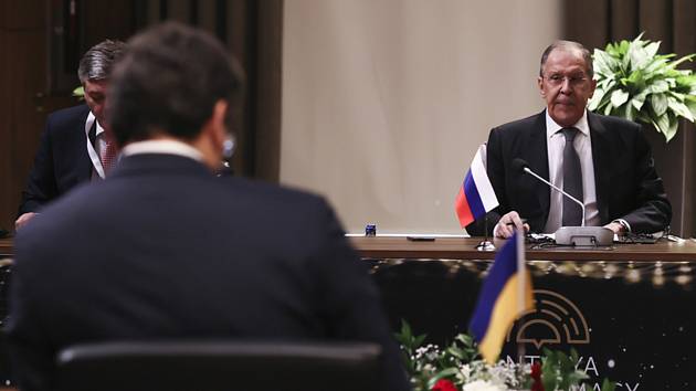Ruský ministr zahraničí Sergej Lavrov a jeho ukrajinský protějšek Dmytro Kuleba (vpředu vlevo) na schůzce v turecké Antalyi.