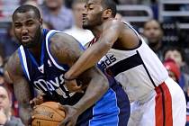 DeJuan Blair (vlevo) v souboji s Johnem Wallem z Washingtonu.