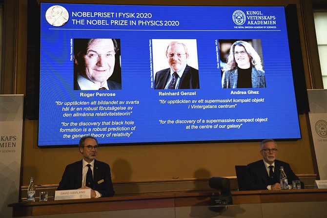 Na obrazovce jsou ocenění Nobelovou cenu za fyziku (zleva) Roger Penrose, Reinhard Genzel a Andrea Ghezová