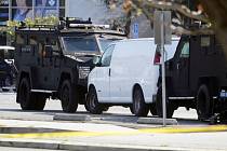Dodávka v kalifornském městě Torrance v obklíčení vozidel jedntotek SWAT, 22. ledna 2023