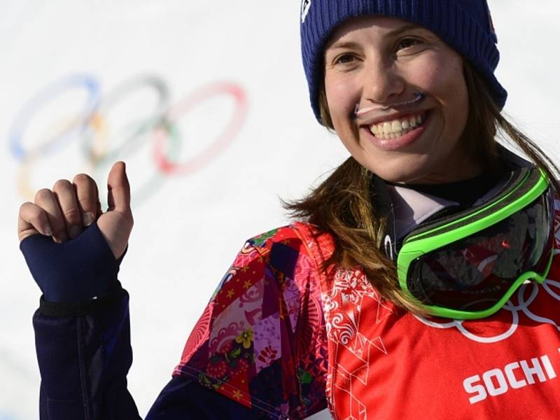 Snowboardkrosařka Eva Samková slaví zlato na olympijských hrách v Soči.