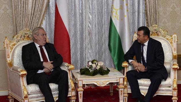 Prezident ČR Miloš Zeman (vlevo) se sešel 26. listopadu v Dušanbe s tádžickým premiérem Kohirem Rasulzadem.
